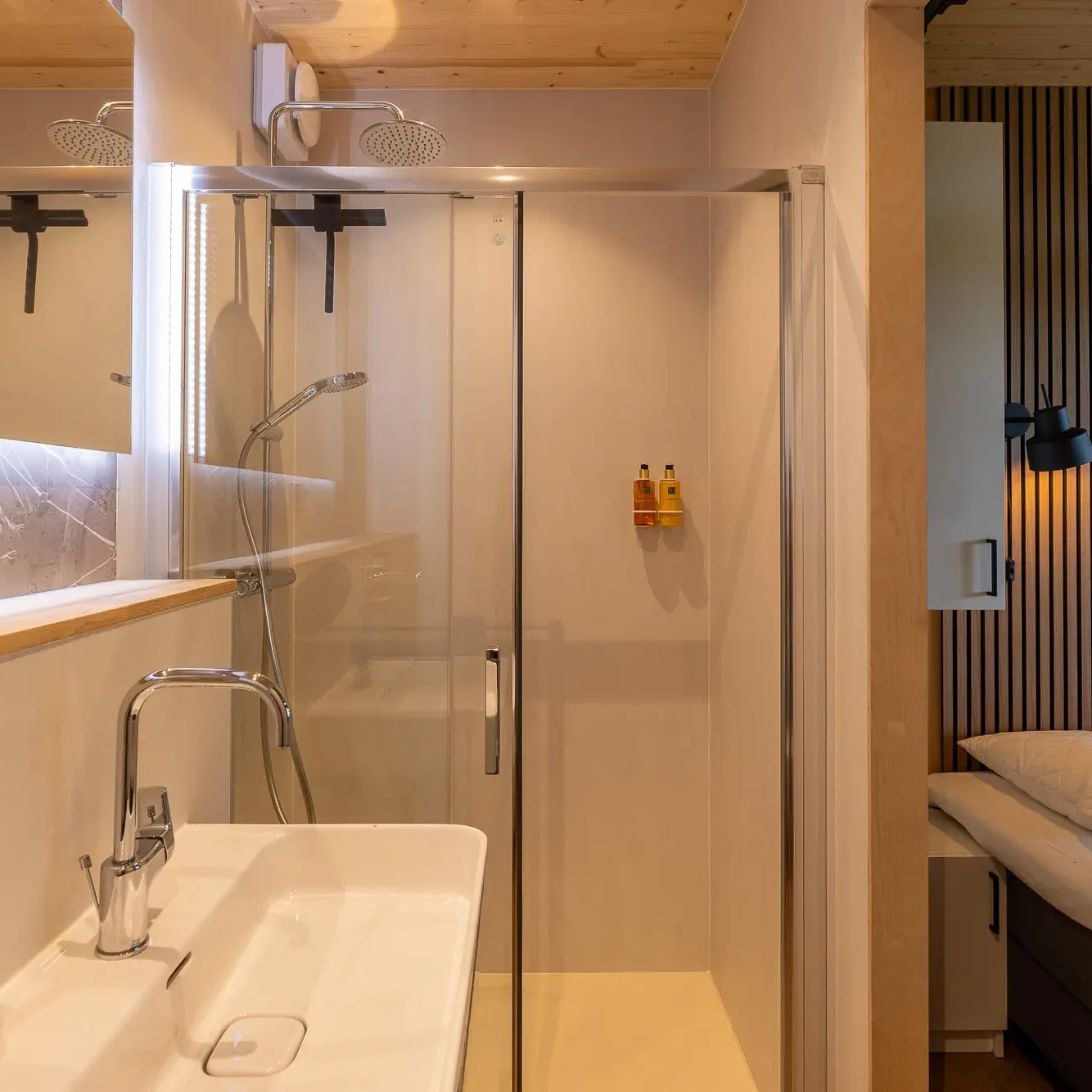Moderne badkamer met inloopdouche en slaapkamer in Panorama Lodge Zicht op Twente Markelo