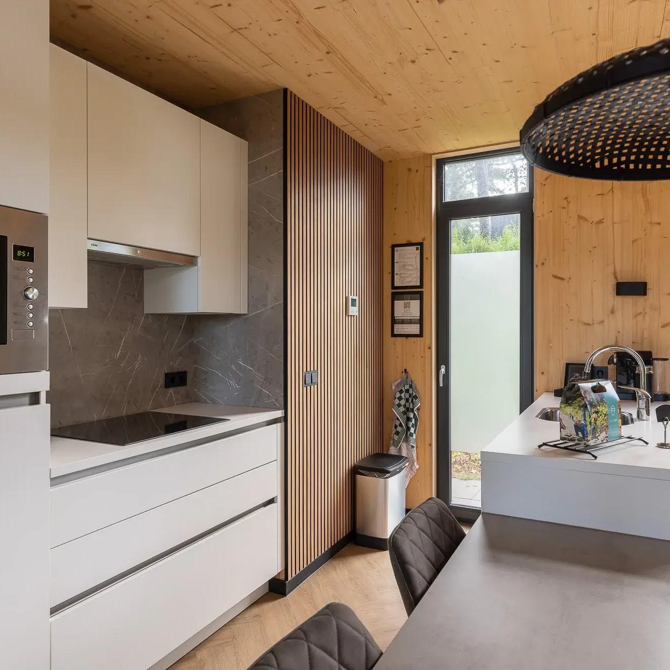 Moderne luxe keuken met houten plafond en wanden in Panorama lodge Markelo